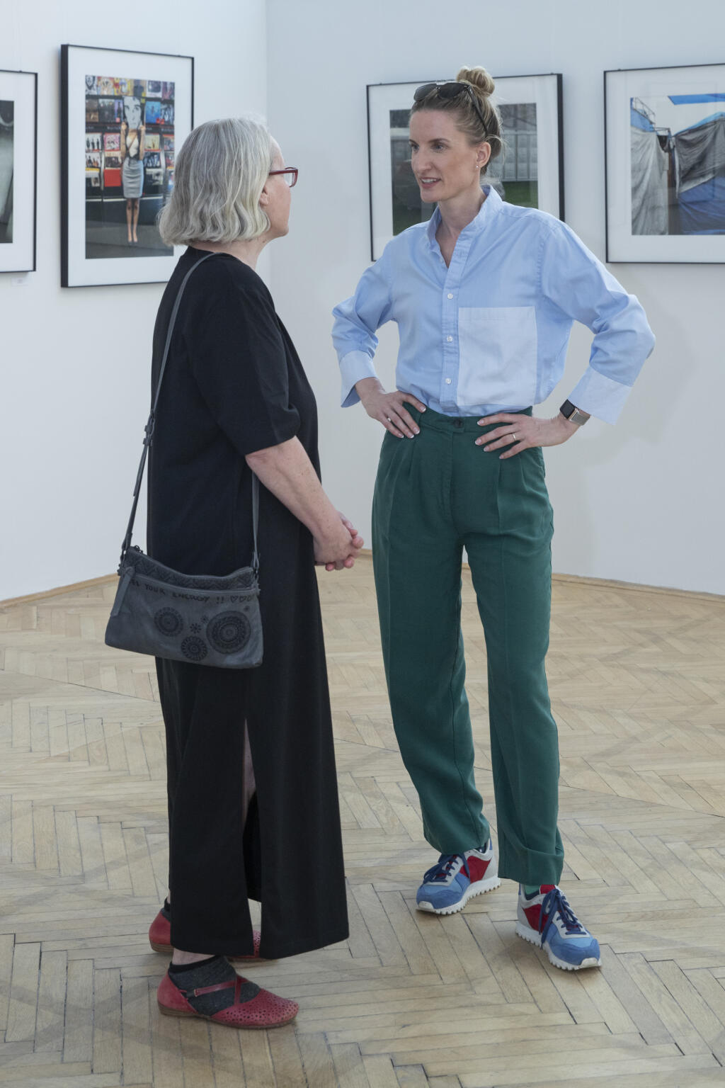 Okamihy - vernisáž výstavy fotografií speváka Richarda Müllera v priestoroch Umeleckej besedy v Bratislave. Na snímke je Adela Vinczeová s mamou Máriou Banášovou.