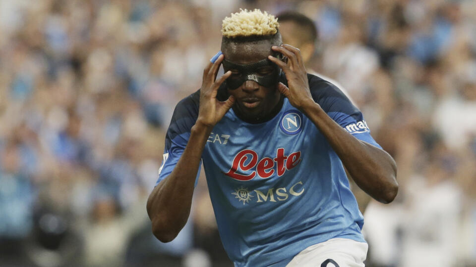 WA 50 Neapol - Futbalista Neapolu Victor Osimhen sa teší po strelení gólu v zápase 34. kola talianskej Serie A, SSC Neapol - AC Fiorentina, v Neapole v nedeľu 7. mája 2023. FOTO TASR/AP
Napoli's Victor Osimhen celebrates after scoring his side's first goal during the Italian Serie A soccer match between Napoli and Fiorentina at the Diego Armando Maradona stadium in Naples, Italy, Sunday, May 7, 2023. (Alessandro Garofalo/LaPresse via AP)