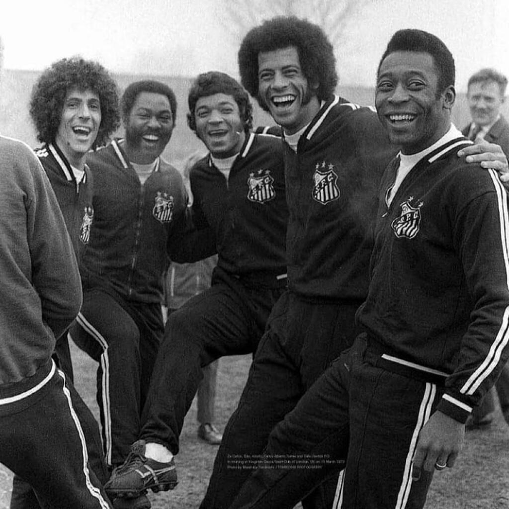 Pelé s hviezdami FC Santos, jediného klubu, za ktorý v Brazílii hral od roku 1956 až do odchodu do Cosmos New York v roku 1974.