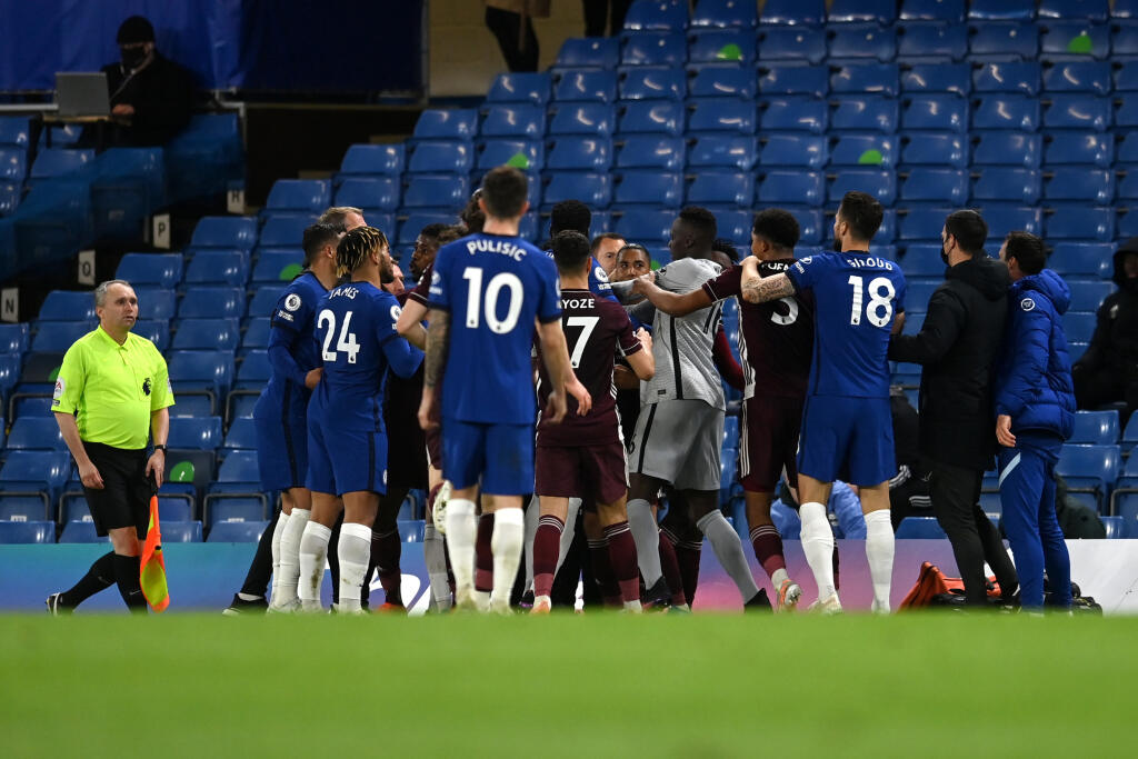 Anglická futbalová asociácia (FA) potrestala kluby FC Chelsea a Leicester City pokutou vo výške 22.500 libier za konflikt po ligovom zápase na Stamford Bridge 18. mája (2:1).