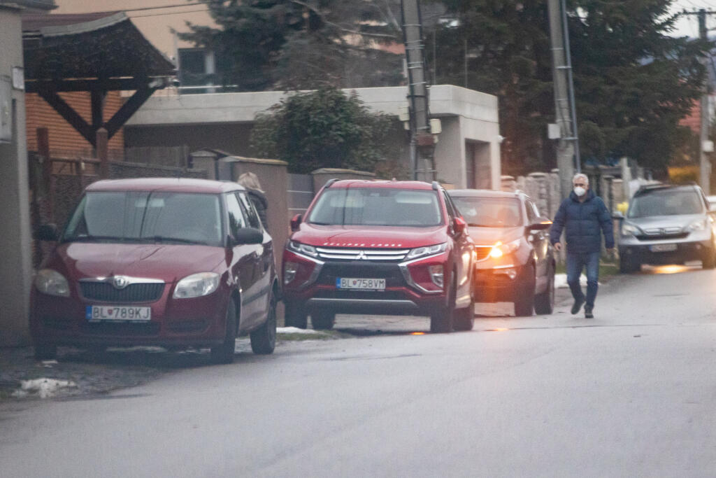 Paparazzi foto pred domom Moniky Beňovej.