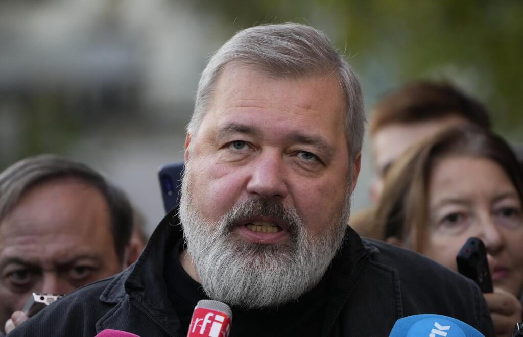 EBE 24 Moskva - Na snímke ruský novinár a spoluzakladateľ nezávislých novín Novaja gazeta Dmitrij Muratov poskytuje rozhovor médiám po tom, ako získal Nobelovu cenu za mier za rok 2021 v Moskve 8. októbra 2021. FOTO TASR/AP



Novaya Gazeta editor Dmitry Muratov talks to media at the Novaya Gazeta newspaper, in Moscow, Russia, Friday, Oct. 8, 2021. The 2021 Nobel Peace Prize has been awarded to journalists Maria Ressa of the Philippines and Dmitry Muratov of Russia. The Norwegian Nobel Committee