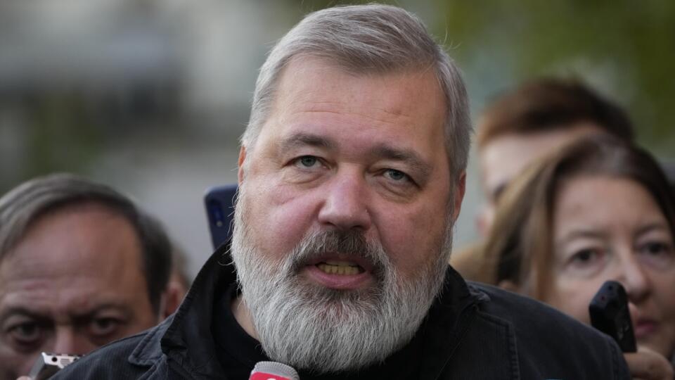 EBE 24 Moskva - Na snímke ruský novinár a spoluzakladateľ nezávislých novín Novaja gazeta Dmitrij Muratov poskytuje rozhovor médiám po tom, ako získal Nobelovu cenu za mier za rok 2021 v Moskve 8. októbra 2021. FOTO TASR/AP
Novaya Gazeta editor Dmitry Muratov talks to media at the Novaya Gazeta newspaper, in Moscow, Russia, Friday, Oct. 8, 2021. The 2021 Nobel Peace Prize has been awarded to journalists Maria Ressa of the Philippines and Dmitry Muratov of Russia. The Norwegian Nobel Committee