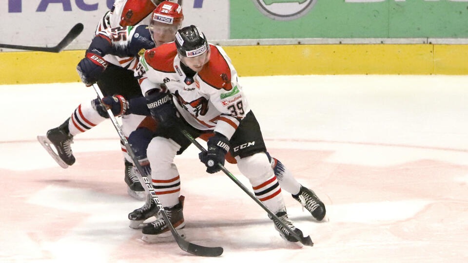 Na snímke zľava Ville Leskinen (Zvolen) a Patrik Bačik (Banská Bytrica) v zápase 47. kola Tipos extraligy v hokeji HKM Zvolen – HC 05 Banská Bystrica vo Zvolene 30. decembra 2021. FOTO TASR - Ján Krošlák