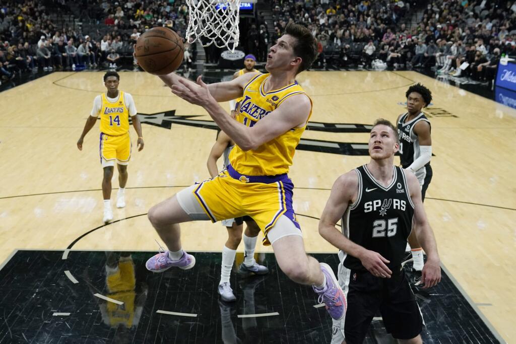 JB 4 San Antonio - Hráč Los Angeles Lakers Austin Reaves (vpredu) strieľa na kôš cez Jakoba Poeltla (25) zo San Antonia Spurs v basketbalovom zápase zámorskej NBA v San Antoniu 7. marca 2022. FOTO TASR/AP
Los Angeles Lakers guard Austin Reaves, foreground, drives to the basket past San Antonio Spurs center Jakob Poeltl (25) during the first half of an NBA basketball game, Monday, March 7, 2022, in San Antonio. (AP Photo/Eric Gay)