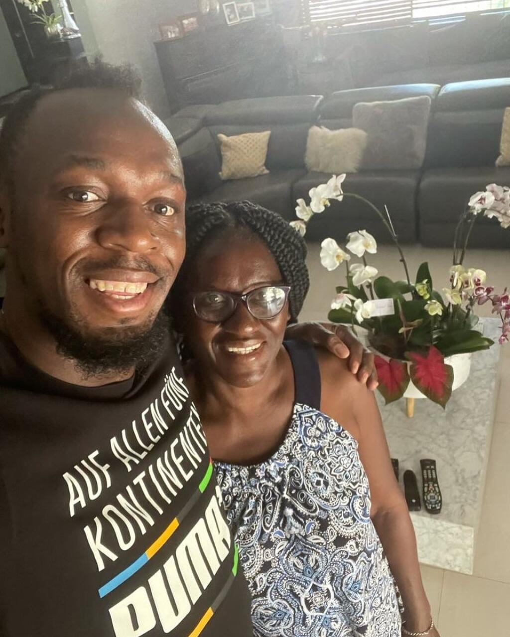Legendárny šprintér Usain Bolt so svojou mamou.