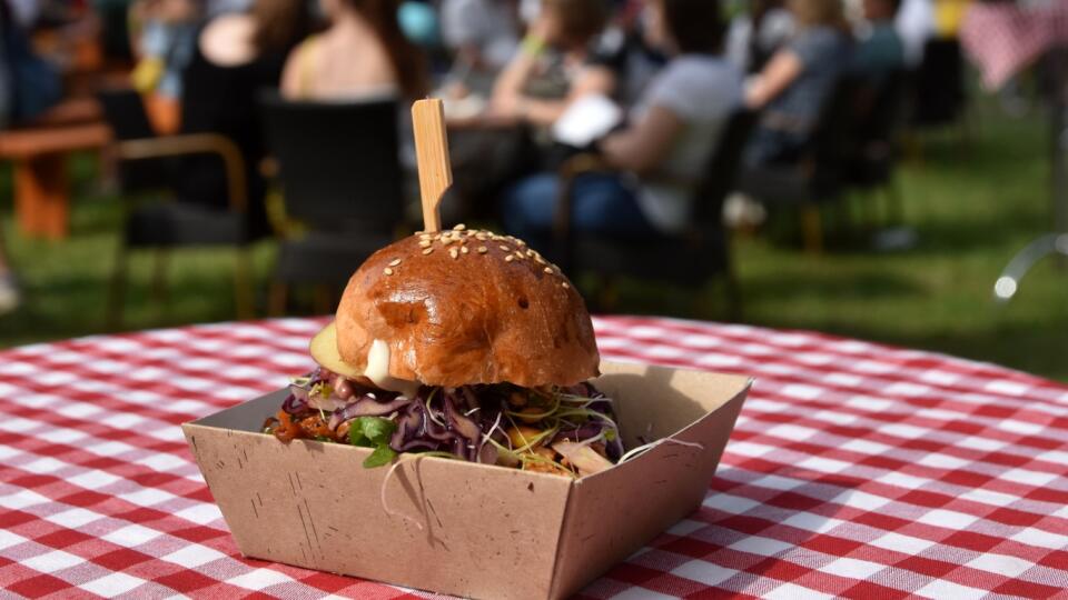 mestský park v Košiciach návštevník gurmánskeho festivalu, hamburger