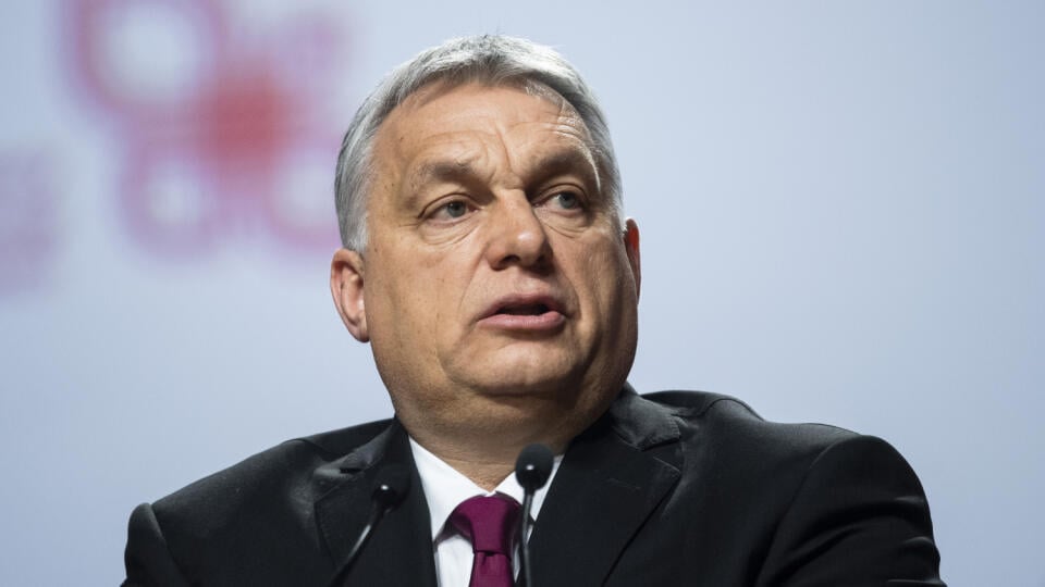 Na snímke maďarský predseda vlády Viktor Orbán hovorí počas tlačovej konferencie po plenárnom zasadnutí predsedov vlád Vyšehradskej skupiny (V4) s predsedom Európskej rady Charlesom Michelom a prostredníctvom online s predsedníčkou Európskej komisie Ursulou von der Leyenovou v Krakove 17. februára 2021. Účastníci si slávnostne pripomenuli 30. výročie založenia Vyšehradskej skupiny. FOTO TASR - Jaroslav Novák