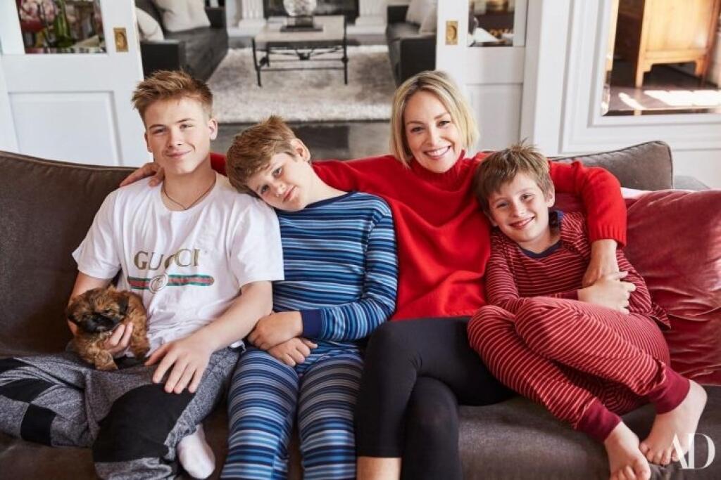 Sharon Stone po viacerých údajných potratoch adoptovala hneď trojnásobne a dnes jej rodinu tvoria traja synovia - Roan, Laird a Quinn. „Materstvo ku mne neprišlo ľahko, ale láskyplne. Sme šťastná a požehnaná rodina - to je krédo, za ktorým si stojíme,“ vyhlásila na galavečere organizácie boja s rakovinou, ktorú sama prekonala. Od synov tam prebrala cenu Matka roka.