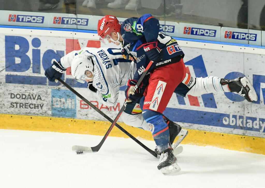 Na snímke zľava Adam Sýkora (Nitra) a Dávid Mudrák (Zvolen) bojujú o puk v zápase 20. kola hokejovej Tipos extraligy medzi HK Nitra a HKM Zvolen v Nitre v piatok 25. novembra 2022.