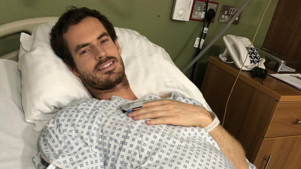 Britský tenista Andy Murray podstúpil ďalší chirurgický zákrok, pri ktorom mu do bedrového kĺbu voperovali kovový implantát.