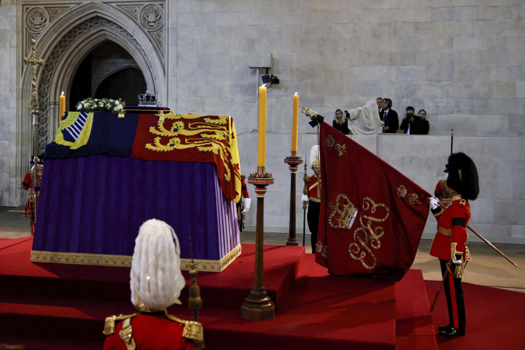 Rakva s telesnými pozostatkami zosnulej britskej kráľovnej Alžbety II. je umiestnená vo Westminster Hall, najstaršej časti Westminsterského paláca v Londýne 14. septembra 2022.