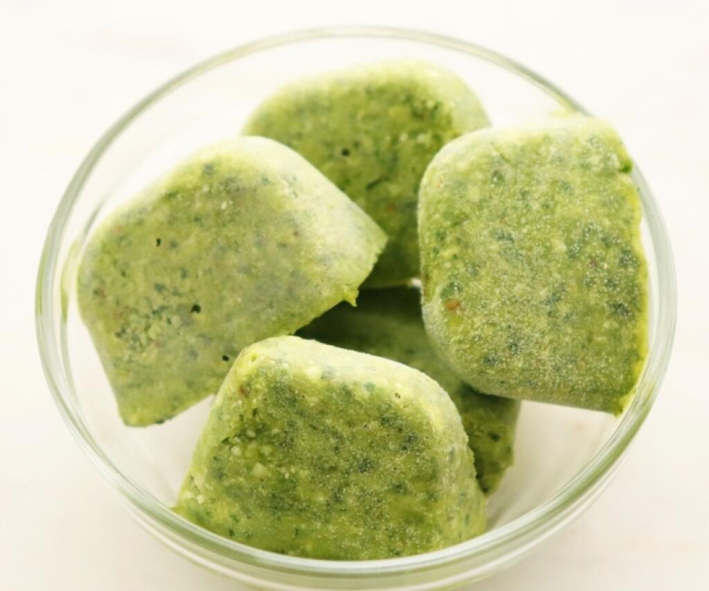 Pesto kocky. Hodí sa do každého ročného obdobia a jedla. Zmrazte pesto s trochou olivového oleja. Takéto ľadové pesto kocky môžete ľahko hodiť na panvicu spolu s kuracím mäsom, rybami alebo zeleninou. Dodajú jedlu ohromnú chuť.