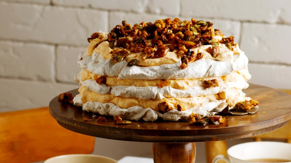 Pavlovovej torta s arašidovou plnkou