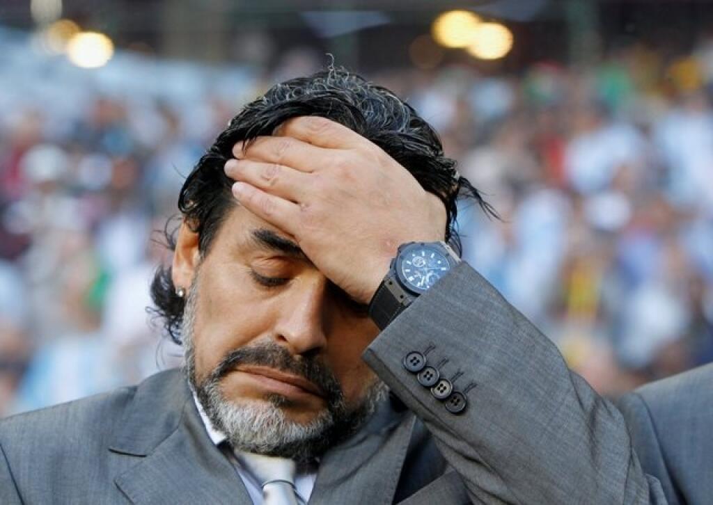 Maradona mal po vypadnutí Argentíny vo štvrťfinále MS hlavu v smútku.
