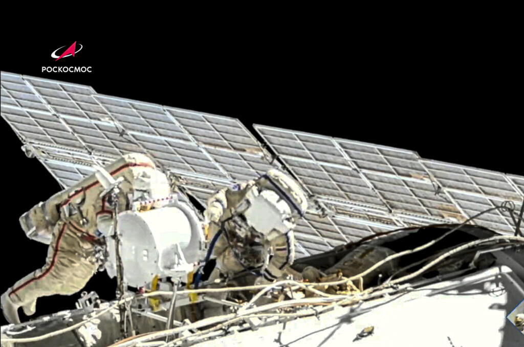 Dvojica ruských kozmonautov uskutočnila výstup do voľného vesmíru z ISS