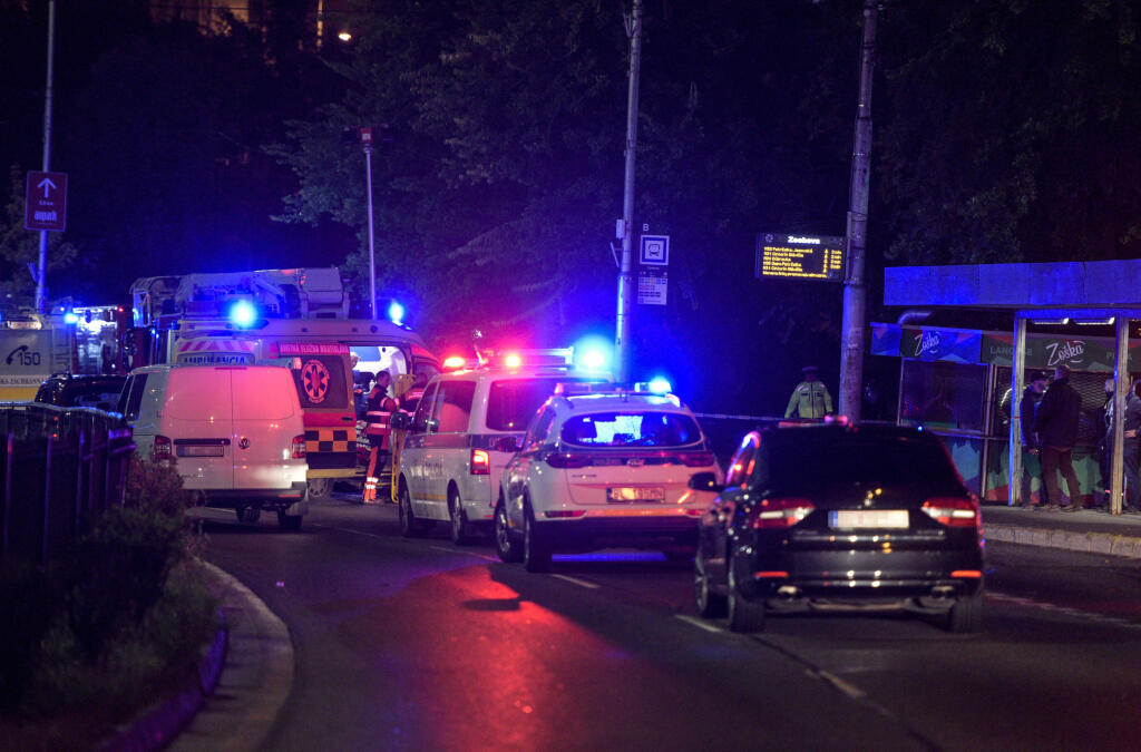 Na bratislavskej Zochovej ulici narazilo v nedeľu krátko po 22.15 h auto do zastávky mestskej hromadnej dopravy (MHD). Nehoda si podľa doterajších informácií vyžiadala štyroch mŕtvych a sedem zranených. Na snímke policajti a príslušníci Hasičského a záchranného zboru zasahujú pri dopravnej nehode na Zochovej ulici 2. októbra 2022 v Bratislave. FOTO TASR - Pavol Zachar