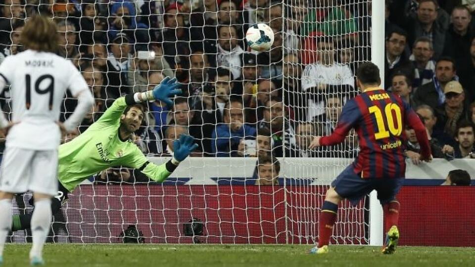 Barcelona's Lionel Messi from Argentina, right, scores his goal during a Spanish La Liga soccer match between Real Madrid and FC Barcelona at the Santiago Bernabeu stadium in Madrid, Spain, Sunday, March 23, 2014. (AP Photo/Andres Kudacki)