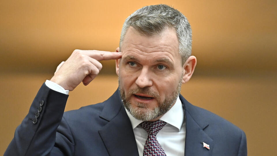 Na snímke predseda Národnej rady (NR) SR Peter Pellegrini gestikuluje  počas spoločnej tlačovej konferencie s predsedníčkou Poslaneckej snemovne Parlamentu ČR Markétou Pekarovou Adamovou v Prahe vo štvrtok 30. novembra 2023.