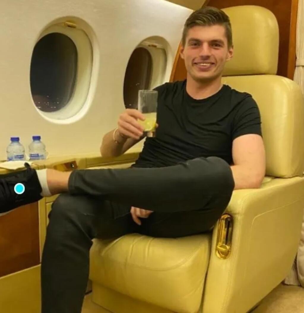 Verstappen si pohodlie svojho lietadla užíva naplno.