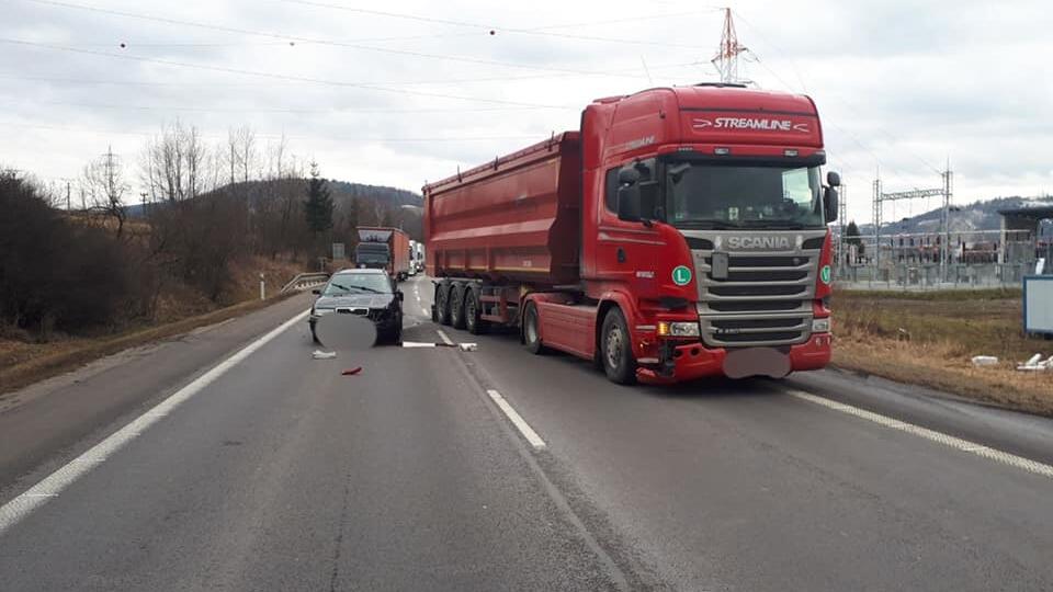 Cesta pri Krásne nad Kysucou je kvôli nehode uzavretá.