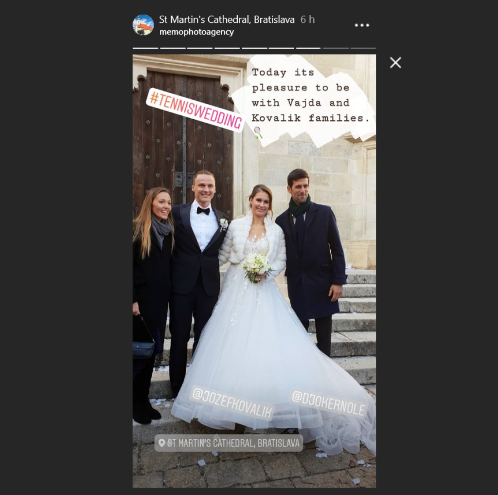 Keď Djokovič zložil slnečné okuliare, ľudia okamžite zistili, že ide o slávneho tenistu.