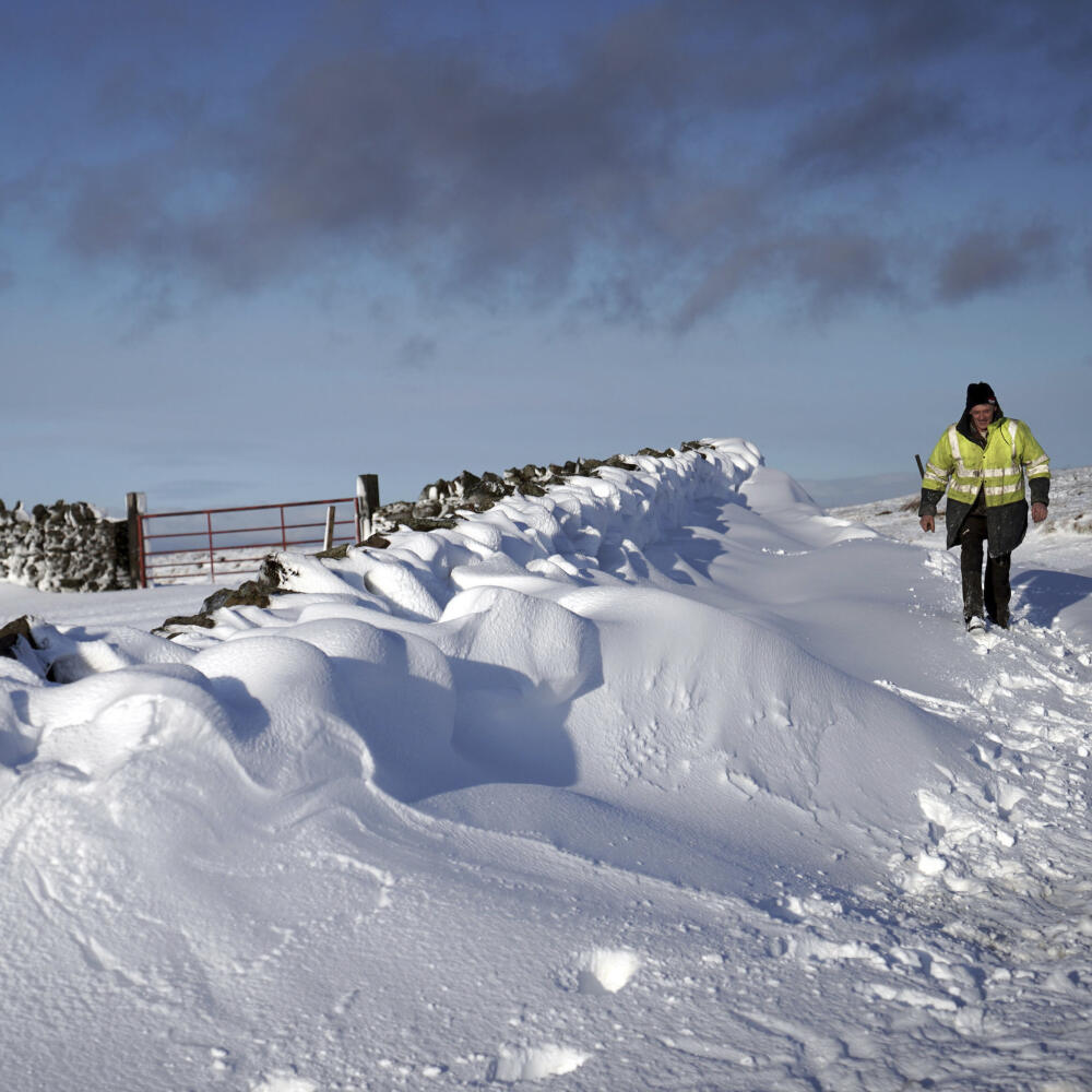 KK9 Carrshields - Na snímke pohľad na zasneženú farmu neďaleko britského Carrshieldsu 16. decembra 2019. FOTO TASR/AP
A view of a snow covered farm near Carrshields in Northumberland, England, Monday, Dec. 16, 2019. (Owen Humphreys/PA via AP)