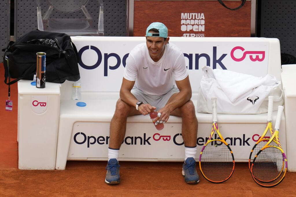WA 38 Madrid - Španielsky tenista Rafael Nadal oddychuje počas tréningu na antukový turnaj Mutua Madrid Open v španielskej metropole vo štvrtok 28. apríla 2022. Turnaj v Madride sa začne 1. mája. FOTO TASR/AP
Spain's Rafael Nadal pauses during a training session at the Mutua Madrid Open tennis tournament in Madrid, Spain, Thursday, April 28, 2022. (AP Photo/Manu Fernandez)