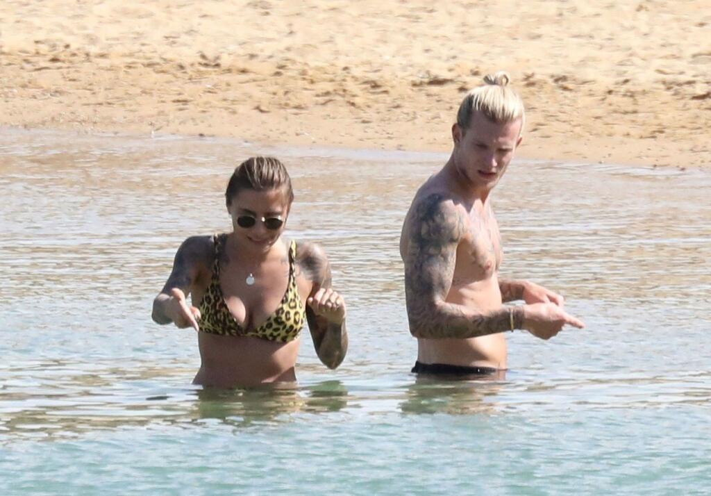 Paparazzi fotografi viackrát striehli na Kariusa na dovolenke. Takto si kedysi užíval s bývalou priateľkou Sofiou. Ich vzťahu však je koniec.