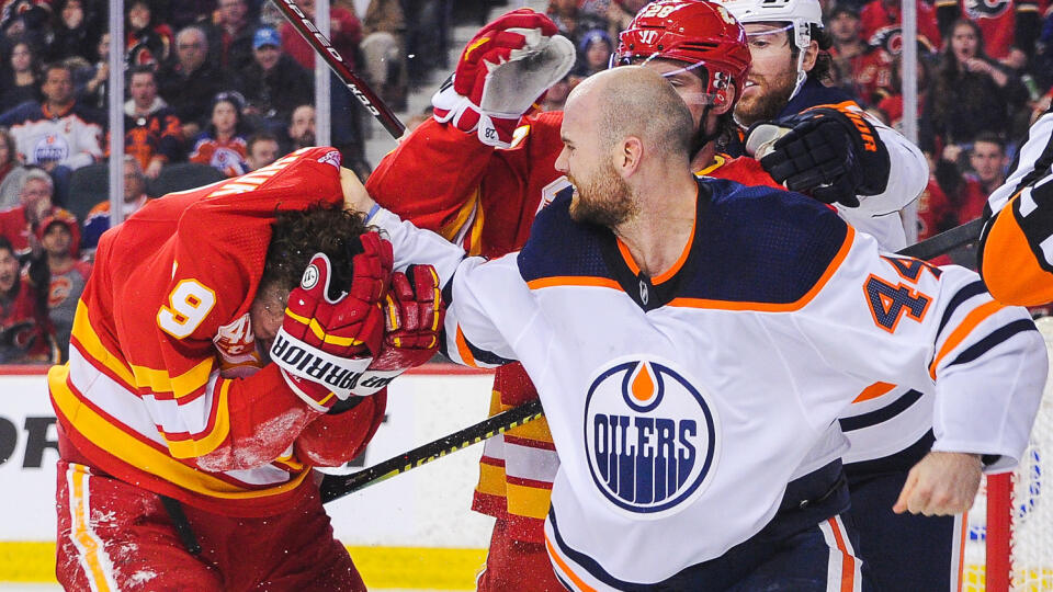 Zack Kassian si neudržal nervy po bodyčeku Matthewa Tkachuka a začal ho mlátiť, no útočník Calgary nemal záujem o bitku.