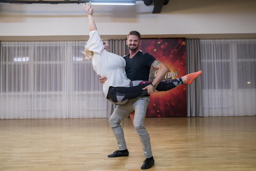 Na snimke komicka Eva Kramerova a tanecnik Lukas Hojdan pocas treningu v ramci tanecnej sutaze TV Markiza Lets Dance.