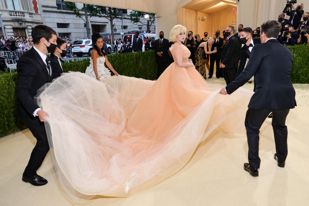 Billie Eilish v kreácii Oscar de la Renta