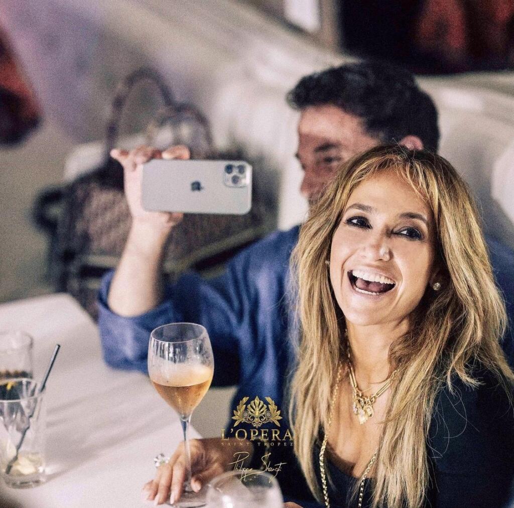 Jennifer v luxusnom podniku žiarila po boku Bena.