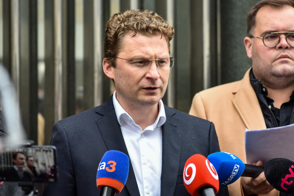 Na snímke zľava predseda Lekárskeho odborového združenia (LOZ) Peter Visolajský a Mário Mikulík za Lekárske odborové združenie Kramáre počas tlačovej konferencie LOZ pred Generálnou prokuratúrou SR v Bratislave v piatok 22. apríla 2022. LOZ podalo trestné oznámenie pre údajnú škodu takmer 2,3 milióna eur, ktorá mala vzniknúť Univerzitnej nemocnici Bratislava. LOZ tvrdí, že vznikla v dôsledku toho, že nemocnica neplatila načas splátky za svoj dlh, aj keď na to mala mať peniaze. Odborári to považu
