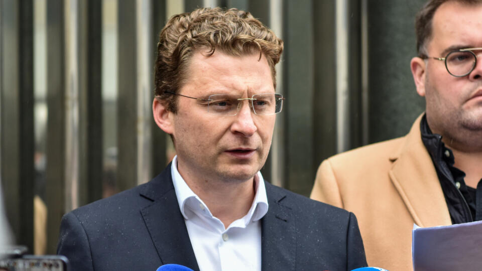 Na snímke zľava predseda Lekárskeho odborového združenia (LOZ) Peter Visolajský a Mário Mikulík za Lekárske odborové združenie Kramáre počas tlačovej konferencie LOZ pred Generálnou prokuratúrou SR v Bratislave v piatok 22. apríla 2022. LOZ podalo trestné oznámenie pre údajnú škodu takmer 2,3 milióna eur, ktorá mala vzniknúť Univerzitnej nemocnici Bratislava. LOZ tvrdí, že vznikla v dôsledku toho, že nemocnica neplatila načas splátky za svoj dlh, aj keď na to mala mať peniaze. Odborári to považu