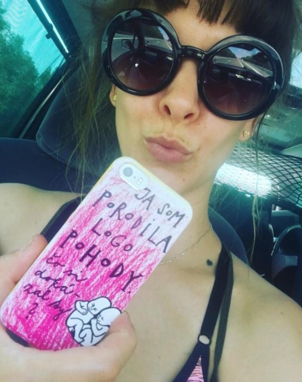Kristína už aj vyrába obaly na mobily.