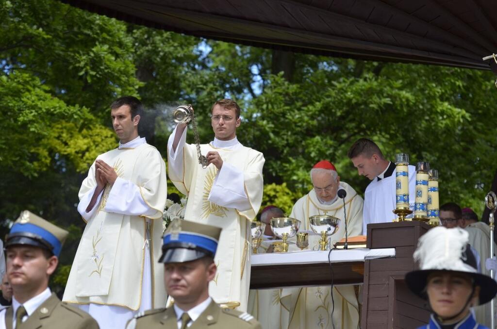Dôvera v cirkev sa prepadla na dno, je na úrovni súdov