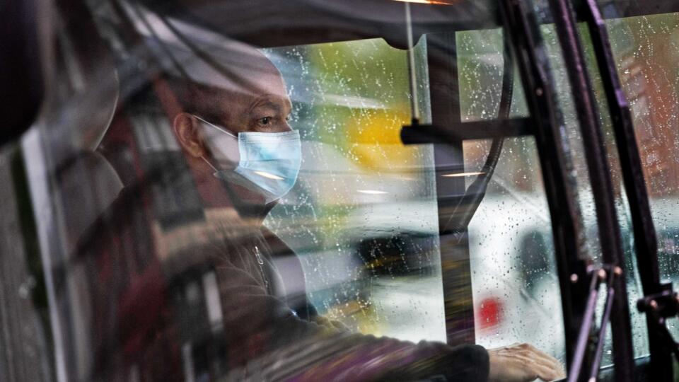 Vodič autobusu s ochranným rúškom