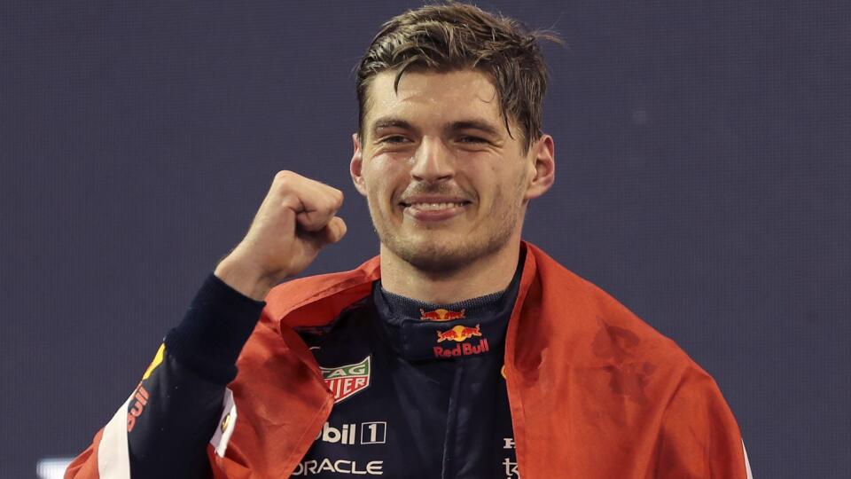 EBE 49 Abú Zabí - Na snímke Holanďan Max Verstappen na monoposte Red Bull oslavuje víťazstvo v rozhodujúcich pretekoch sezóny 2021 v Abú Zabí pred svojím najväčším rivalom Britom Lewisom Hamiltonom, ktorému nedoprial rekordný 8. titul v Spojených arabských emirátoch v nedeľu 12. decembra 2021. FOTO TASR/AP
Red Bull driver Max Verstappen of the Netherlands celebrates after becoming F1 drivers world champion after winning the Formula One Abu Dhabi Grand Prix in Abu Dhabi, United Arab Emirates, Su