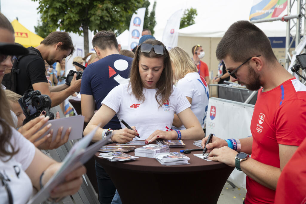 Autogramiáda slovenských olympionikov po návrate z japonského Tokia v X-Bionic Šamorín. Gymanstka Barbora Mokošová sa počas podpisovania nezastavila.