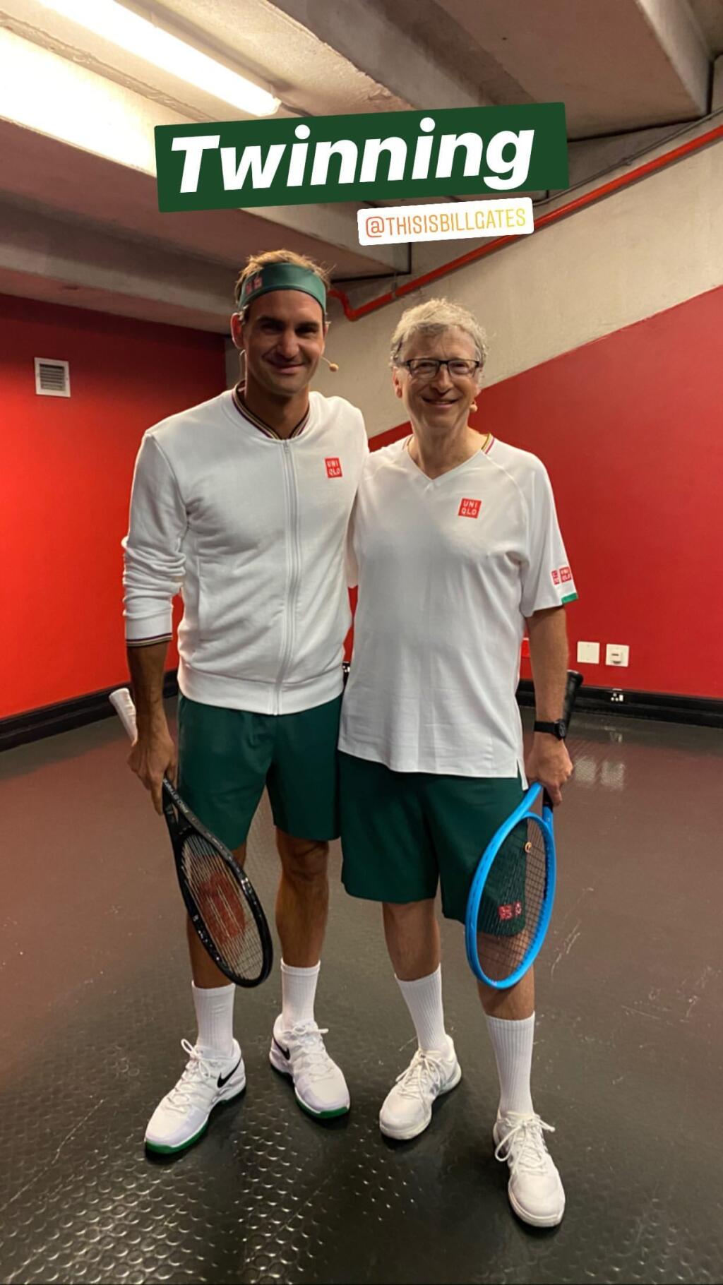 Roger Federer na exhibíciu trénoval s Billom Gatesom, ktorý sa jej taktiež zúčastnil.