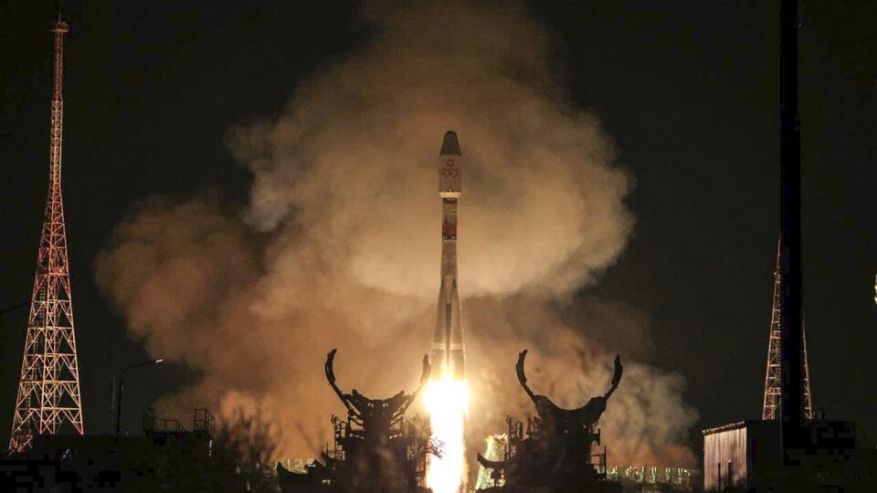 JB 27 Bajkonur - Štart ruskej rakety Sojuz-2.1B z kozmodrómu Bajkonur 27. decembra 2021. Ruská raketa Sojuz v pondelok úspešne odštartovala z kozmodrómu Bajkonur. Do kozmu vyniesla satelity British OneWeb v rámci vesmírneho komunikačného projektu s cieľom poskytnúť vysokorýchlostný internet sprístupnený pre celú planétu. FOTO TASR/AP
In this handout photo released by Roscosmos Space Agency Press Service, A Soyuz-2.1B rocket booster with a Fregat upper stage lifts off from the Baikonur Cosmodrom