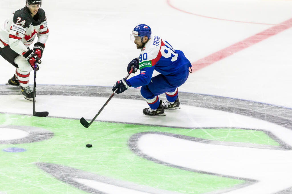 Na snímke je Tomáš Tatar počas tretieho zápasu základnej skupiny MS 2022, v ktorom nastúpili slovenskí hokejisti proti Kanade.