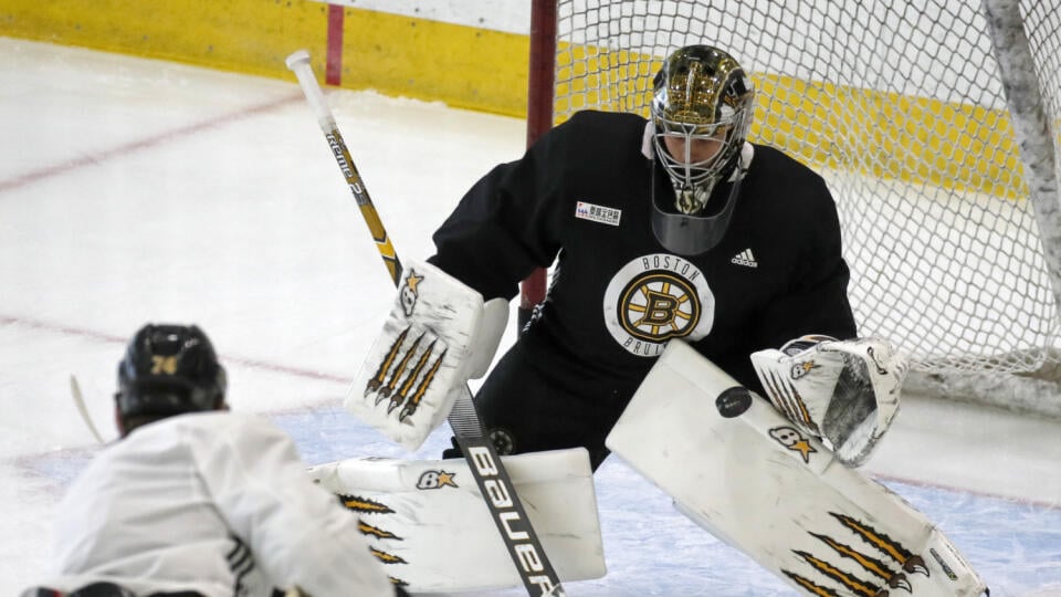 KK27 Boston - Brankár Bostonu Bruins Jaroslav Halák počas tréningového kempu 13. júla 2020 v Bostone. FOTO TASR/AP
Boston Bruins goaltender Jaroslav Halak makes a save during NHL hockey camp, Monday, July 13, 2020, in Boston. (AP Photo/Elise Amendola)