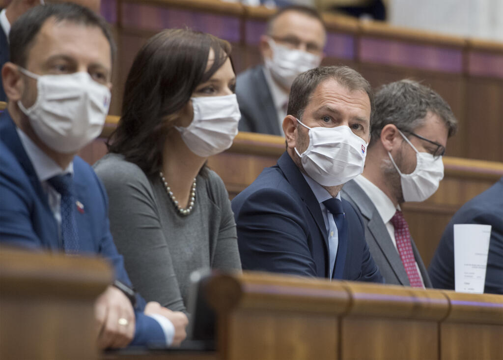 Na snímke zľava minster financií SR Eduard Heger (OĽaNO), podpredsedníčka vlády pre investície a informatizáciu SR Veronika Remišová predseda vlády SR Igor Matovič (OĽaNO) a  podpredseda vlády pre legislatívu a strategické plánovanie Štefan Holý (Sme rodina) pred mimoriadnou schôdzou NR SR k odvolávaniu premiéra Igora Matoviča 23. júla 2020 v Bratislave. Poslancom sa na prvýkrát nepodarilo otvoriť mimoriadnu schôdzu k odvolávaniu premiéra Igora Matoviča (OĽaNO). Plénum nebolo uznášania schopné. 