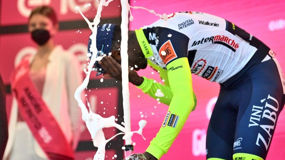 Biniam Girmay odstúpil z Giro d´ Italia pre zranenie ľavého oka. Počas osláv triumfu v utorňajšej 10. etape ho pri otváraní fľaše šampanského trafila do oka korková zátka a museli ho odviezť do nemocnice v Jesi.