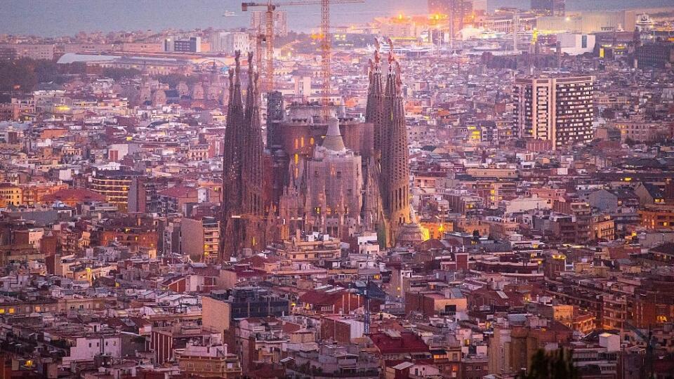 Aj známa Sagrada Familia láka množstvo turistov do španielskej Barcelony.