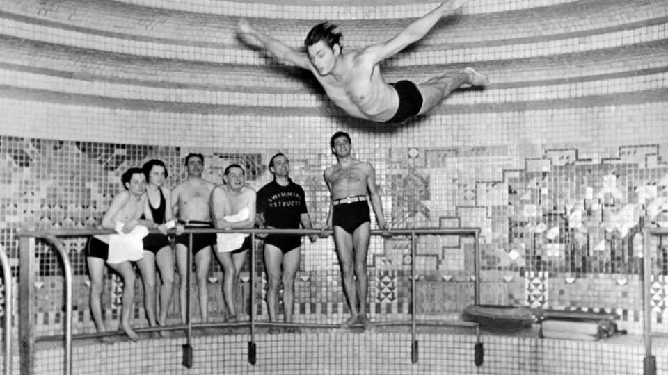 Šampión. Johnny Weissmüller si z dvoch olympiád priniesol päť zlatých olympijských medailí.