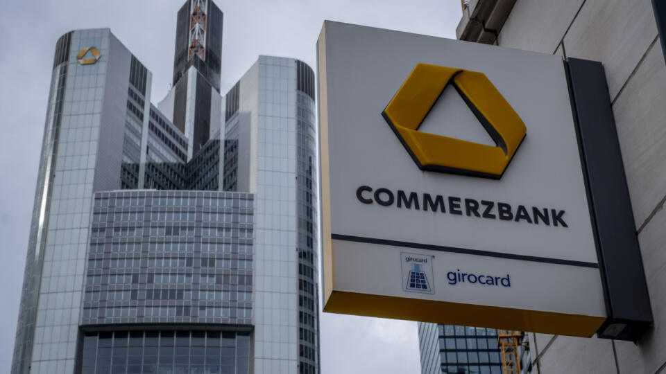 KK37 Frankfurt nad Mohanom - Na snímke logo banky Commerzbank pred vstupom do sídla spoločnosti vo Frankfurte nad Mohanom 25. septembra 2024. Nemecká banka Commerzbank, ktorej významným akcionárom sa nedávno stala talianska skupina UniCredit, si stanovila ambicióznejšie ciele rastu. Spoločnosť vo štvrtok oznámila, že návratnosť vlastného kapitálu plánuje do roku 2027 zvýšiť na vyše 12 % a rozdelí tiež viac peňazí akcionárom. FOTO TASR/AP
A Commerzbank logo is pictured in front of the bank's head