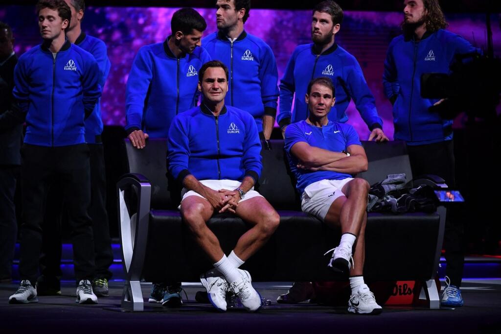 Počas toho, ako Roger Federer plakal na lavičke, Djokovič stál a za ním a upokojoval ho. Ani on sa neubránil slzám.